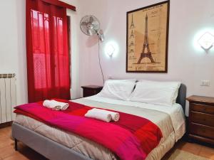 um quarto com uma cama com duas toalhas em Pavarotti em Veneza