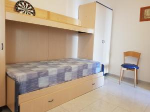 um quarto com um beliche e uma cadeira em La Palma em Ameglia