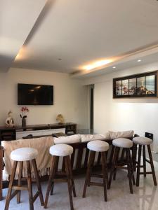 Lounge o bar area sa Charmoso Apartamento em Ipanema