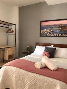 um quarto com uma cama com um bicho de peluche em Charmoso Apartamento em Ipanema no Rio de Janeiro