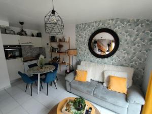 sala de estar con sofá, mesa y espejo en DANTIN laurent, en Le Crotoy