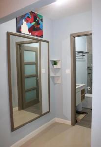 La salle de bains est pourvue d'un grand miroir et d'un lavabo. dans l'établissement Ochi Rios Vacation Home Stay, à Falmouth