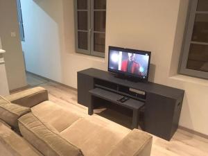 TV a/nebo společenská místnost v ubytování Appartement touristique, proche de la cathédrale + 1 fotografie