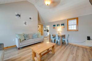 Ruang duduk di 4 Mi to Big Boulder The Cozy Cabin on 8 Acres!