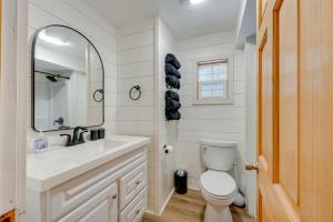 Bilik mandi di 4 Mi to Big Boulder The Cozy Cabin on 8 Acres! +17 gambar