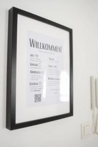 un cadre photo sur un mur avec un menu dans l'établissement Apartment Koblenz nähe Uni und BWZK, à Coblence