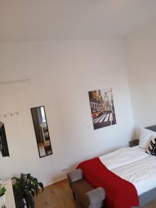sypialnia z łóżkiem i 2 zdjęciami na ścianie w obiekcie Apartment Koblenz nähe Uni und BWZK w Koblencji