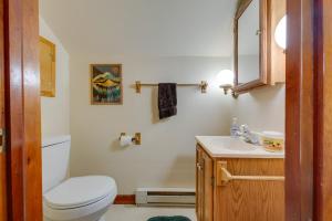 un bagno con un water e un lavandino di Private Hot Tub Poconos Babbling Brooke Cottage a Blakeslee Altre 31 foto