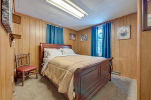 una camera da letto con un letto e una sedia di Private Hot Tub Poconos Babbling Brooke Cottage a Blakeslee