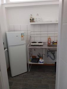 una cucina con frigorifero bianco e lavandino di Apartment Koblenz nähe Uni und BWZK a Coblenza