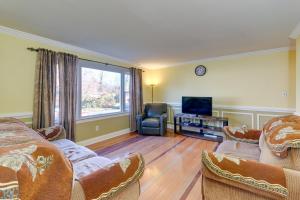 Fotografie z fotogalerie ubytování Backyard and Deck Family-Friendly Lorton Home! v destinaci Lorton