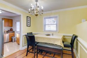 Fotografie z fotogalerie ubytování Backyard and Deck Family-Friendly Lorton Home! v destinaci Lorton