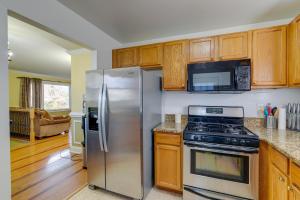 Fotografie z fotogalerie ubytování Backyard and Deck Family-Friendly Lorton Home! v destinaci Lorton + 22 fotografií