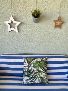 dos estrellas colgando en una pared con una almohada en Cala AZUL Gran Terraza con BBQ, en Cabo de Palos