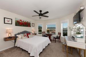 una camera con letto e ventilatore a soffitto di The Irish Inn a Hood River