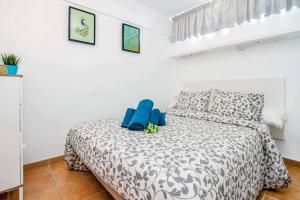 een slaapkamer met een bed met blauwe kussens erop bij Villa Alcazar in Playa Blanca