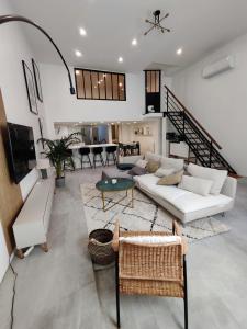 ein Wohnzimmer mit einem weißen Sofa und einem Tisch in der Unterkunft Beautiful apartments & Loft in Beziers center in Béziers