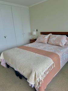 Una cama o camas en una habitación de Departamento Primera Línea Av. Del Mar La Serena