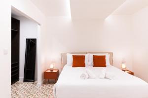 Tempat tidur dalam kamar di Florette Suite Designer Finish in Floriana