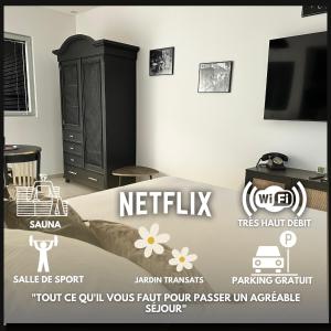 - une affiche du salon avec une télévision dans l'établissement La villa perchée, à Saint-Prix