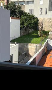 una ventana de un edificio con vistas en Oporto historic center downtown, en Oporto