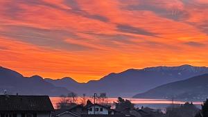 グラヴェドーナにあるCasa Lillaの山を背景に沈む夕日