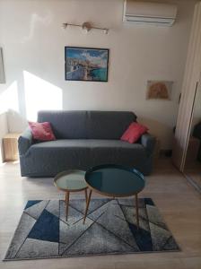 uma sala de estar com um sofá e uma mesa de centro em Katane Apartment em Catânia
