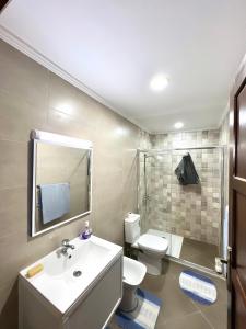 W łazience znajduje się umywalka, toaleta i lustro. w obiekcie Beautiful apartment in the heart of Tetouan w mieście Tetuan