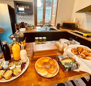 Mesnil Montrivaut في Viévigne: طاولة عليها أطباق من الطعام