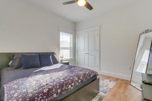 Un dormitorio con una cama y un ventilador de techo. en Modern Gulf Breeze Home with Patio 13 Mi to Beach!, en Oriole Beach