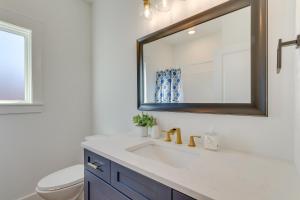 un baño con lavabo y espejo en Modern Gulf Breeze Home with Patio 13 Mi to Beach!, en Oriole Beach 16 fotos más