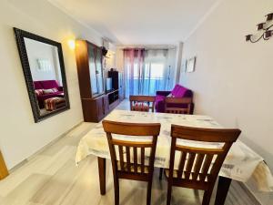 a dining room with a table and chairs at A906 Alkadir 2004 Finestrat in Villajoyosa