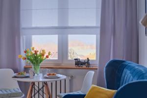 Mieszkanie do wynajęcia w centrum Kraśnika في كراسنيك: غرفة معيشة مع طاولة ونافذة
