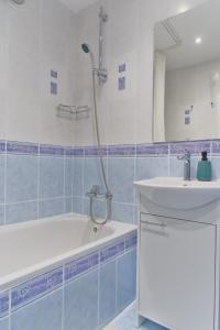 Mieszkanie do wynajęcia w centrum Kraśnika في كراسنيك: حمام مع حوض استحمام ومغسلة