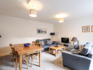 uma sala de estar com um sofá e uma mesa em Walla Crag, Royal Oak House em Keswick