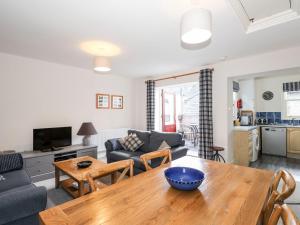 una sala de estar con una mesa y un sofá en Walla Crag, Royal Oak House, en Keswick 6 fotos más