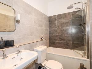 uma casa de banho com um WC, uma banheira e um lavatório. em Walla Crag, Royal Oak House em Keswick
