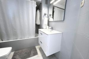 マルベーリャにあるPolo Apartments 8の白いバスルーム(洗面台、トイレ付)