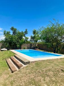 una piscina en un patio junto a una valla en Cabañas El Descanso in 
