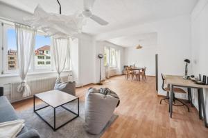 een woonkamer met een bank en een tafel bij Homey Comfort in Oerlikon in Zürich