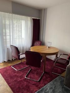 ベルンにあるMYM NOW Apartment 2のテーブルと椅子のあるダイニングルーム +5枚の写真