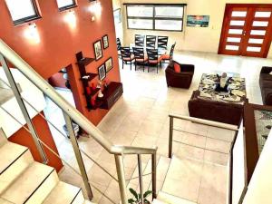 sala de estar con escalera y sala de estar con sofá en Ubicación privilegiada con encanto local., en Cozumel