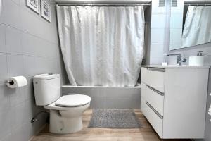 une salle de bain blanche avec toilettes et douche dans l'établissement Polo Apartments 7B, à Marbella 17 autres photos