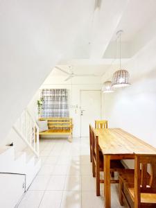 Posezení v ubytování Backpackers Homestay - NomadsMNL