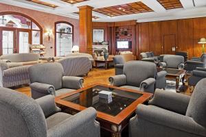 a waiting room with chairs and a table at Elba Palace Golf Boutique Hotel - Adults Only in Caleta De Fuste