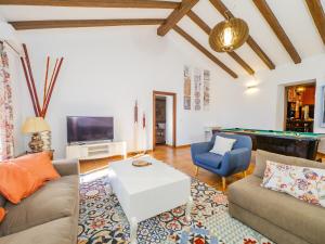 Televízia a/alebo spoločenská miestnosť v ubytovaní Cubo's Hacienda El Baldio