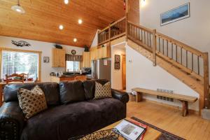 Χώρος καθιστικού στο Cascade Adventure Cabin by NW Comfy Cabins