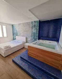 アルゲーロにあるThe Smerald 2の広いバスルーム(バスタブ付)、ベッド1台、ベッド1台が備わります。