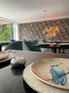 een tafel met twee borden en een kaars erop bij Armonía Casa Spa in Bogota