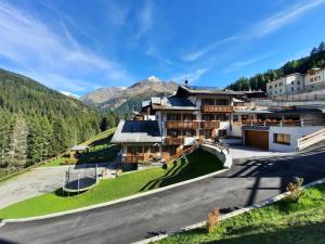 um resort nas montanhas com uma estrada em Chalet Primula 11 em Santa Caterina di Valfurva